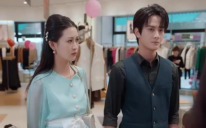 《商总别装了夫人是隐藏大佬》：霸道总裁的甜蜜陷阱，夫人马甲何时掉落？